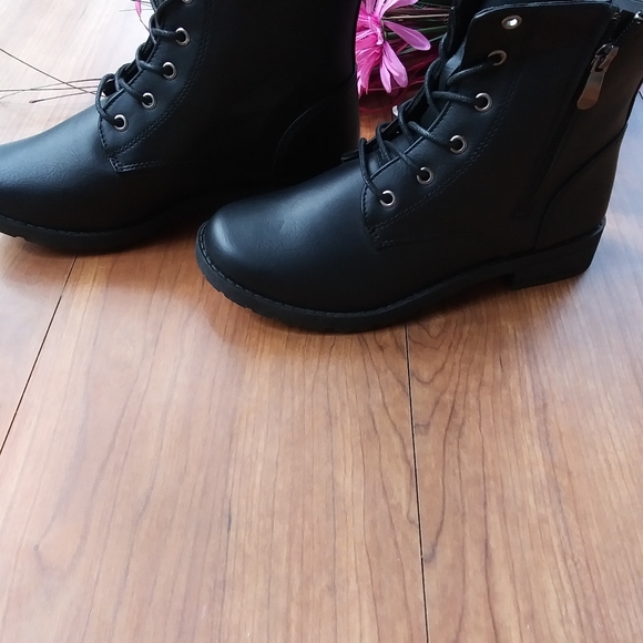 NWT Bobbie Brooks lace up boots w/zipper on side - Picture 5 of 6